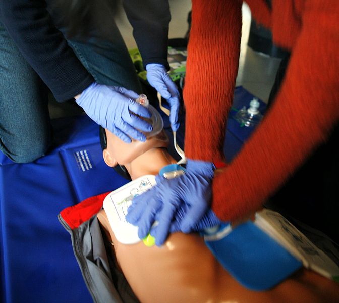 672px-CPR_training-04