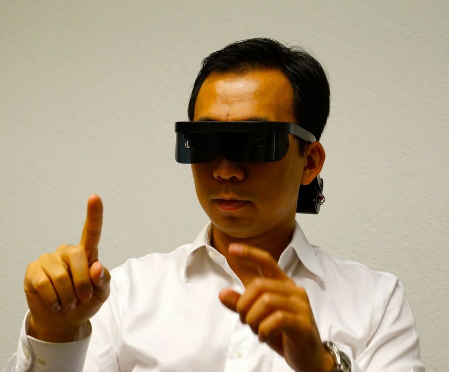 Atheer CTO Allen Yang wearing a prototype visor employing their 3D interface technology (credit: Atheer)