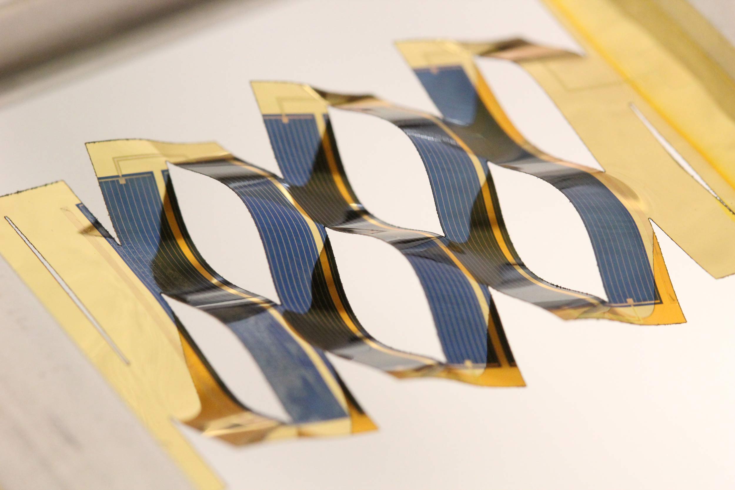 inspired-by-art-lightweight-solar-cells-track-the-sun-orig-20150909