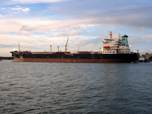 Oil_tanker_in_Japan