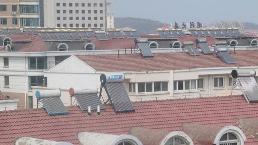 800px-Solar_hot_water_in_China