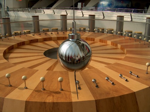 Foucault_pendulum_closeup