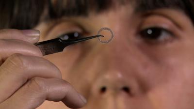 Disk of biodegradable material which can be fixed over the cornea
