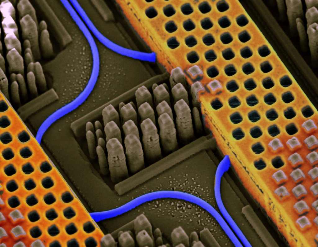 ibm_silicon_nanophotonics_chip_hway ibm_silicon_nanophotonics_chip_hway